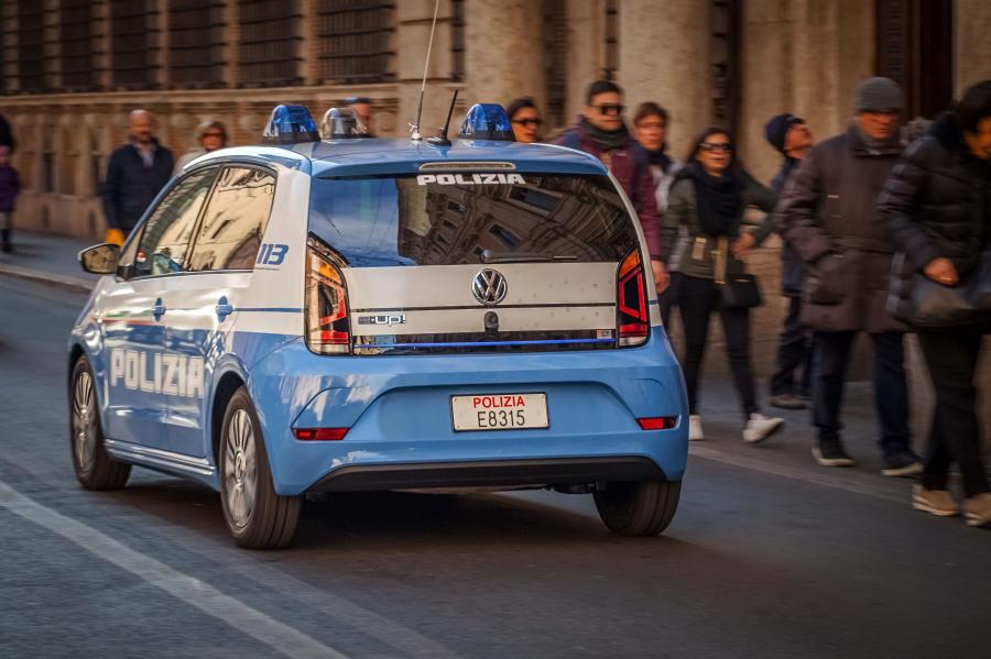  Volkswagen e-up! Polizia 2016 года  (фото 5 из 12)
